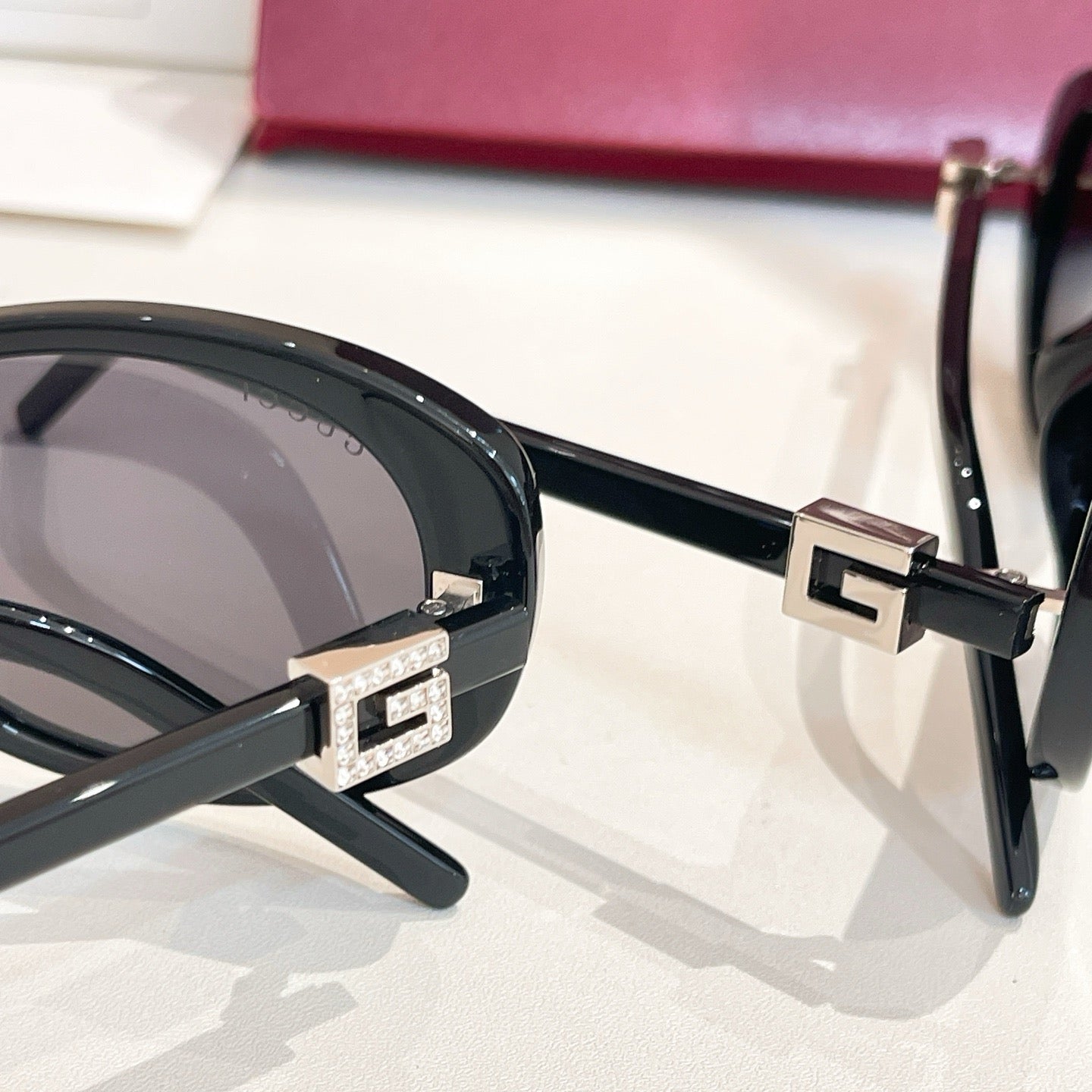 Mehrfarbige Sonnenbrille