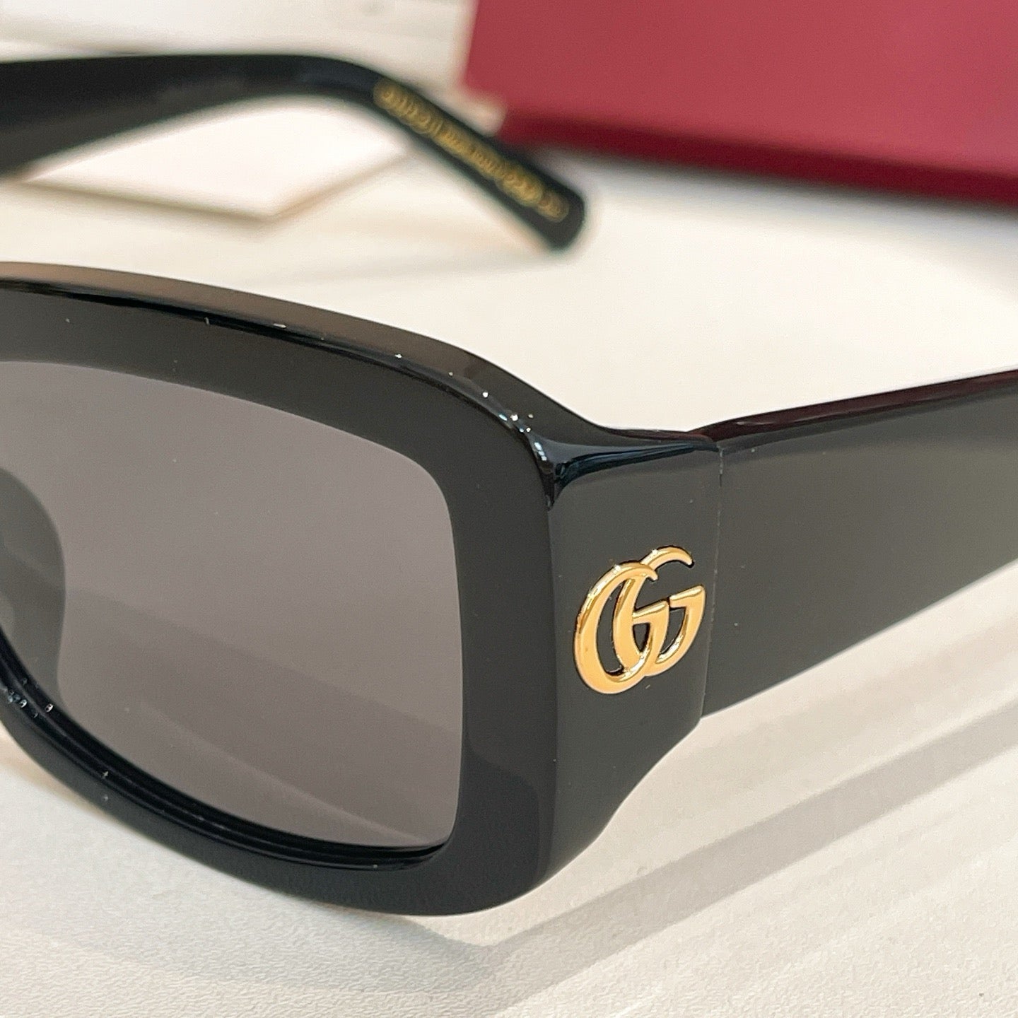 Mehrfarbige Sonnenbrille