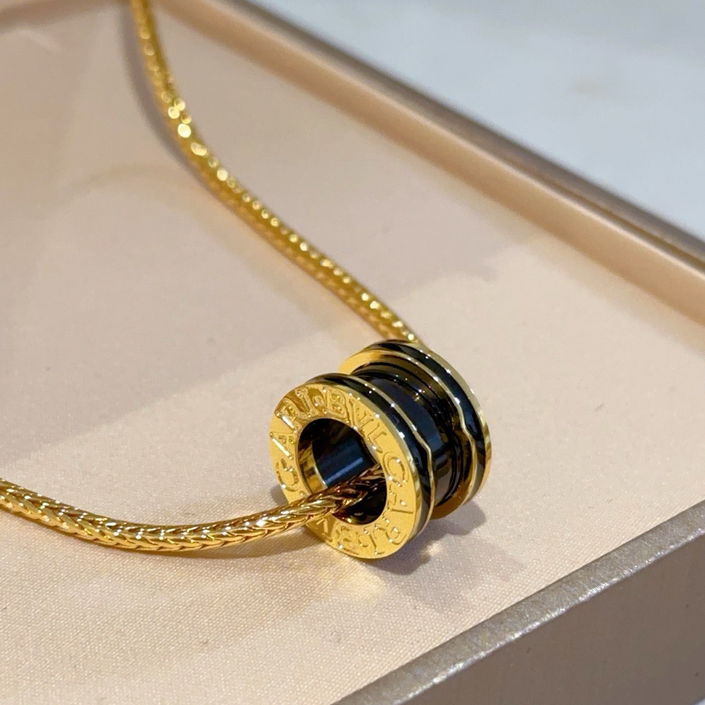 Gold-Schwarze Halskette