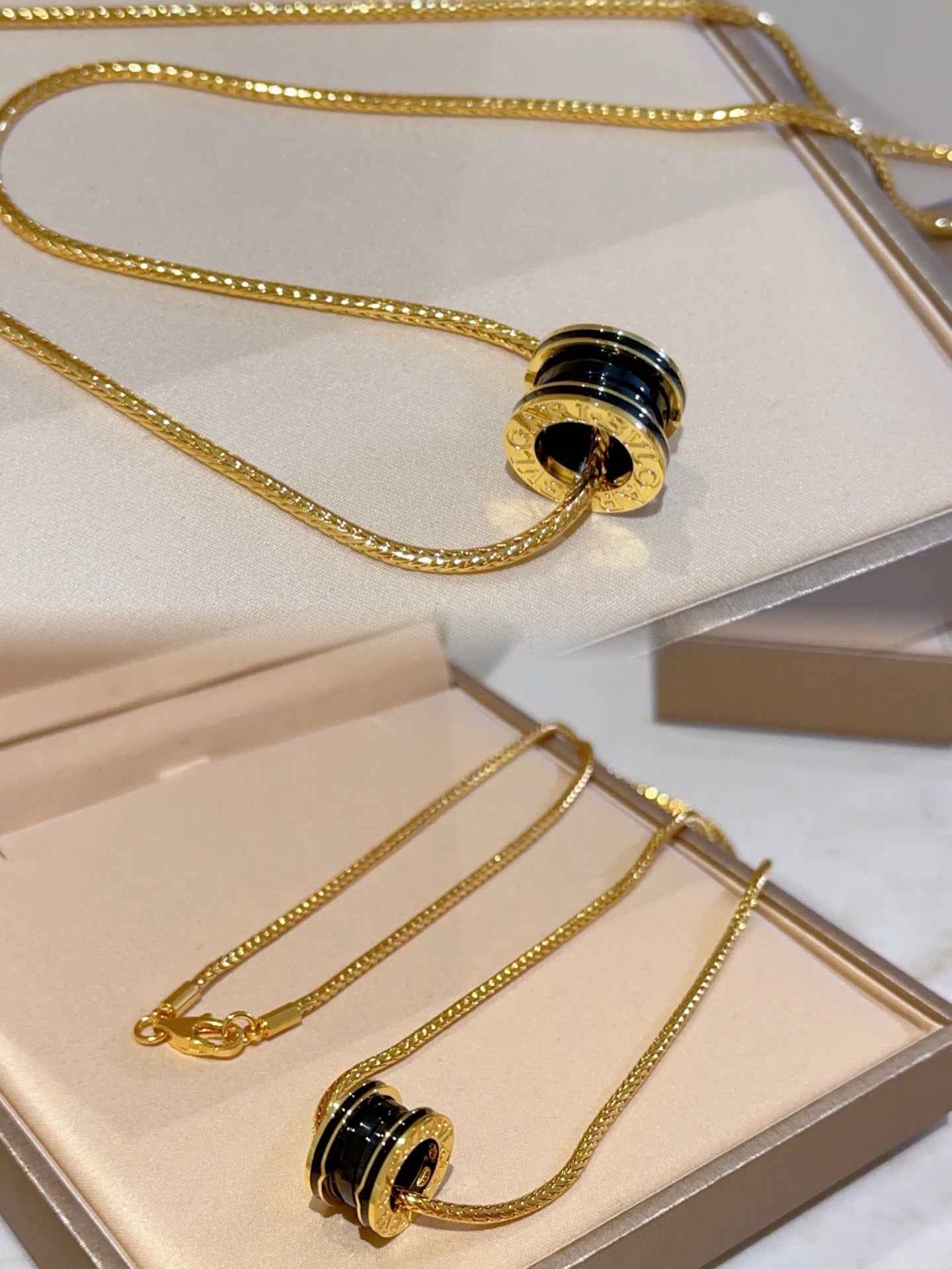 Gold-Schwarze Halskette