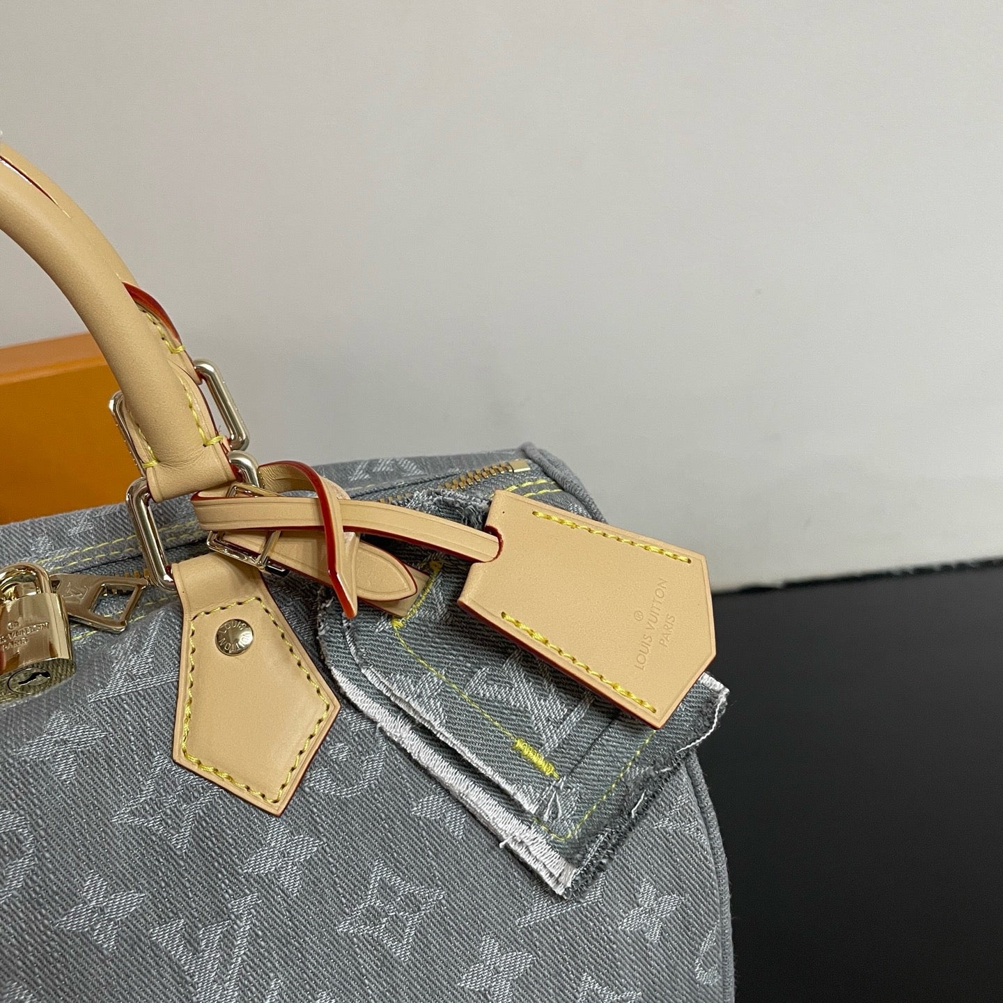 Graue Tasche