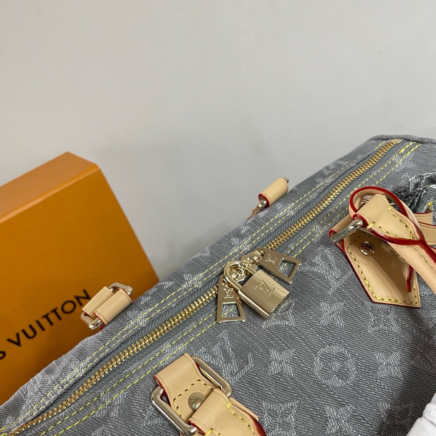 Graue Tasche