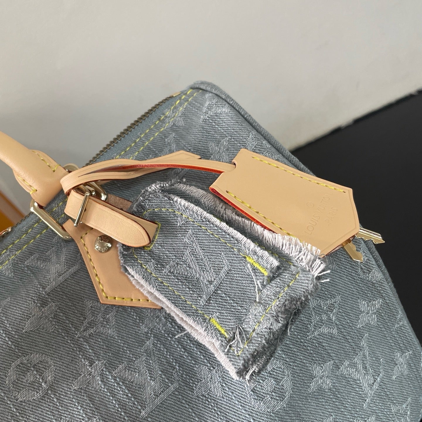 Graue Tasche
