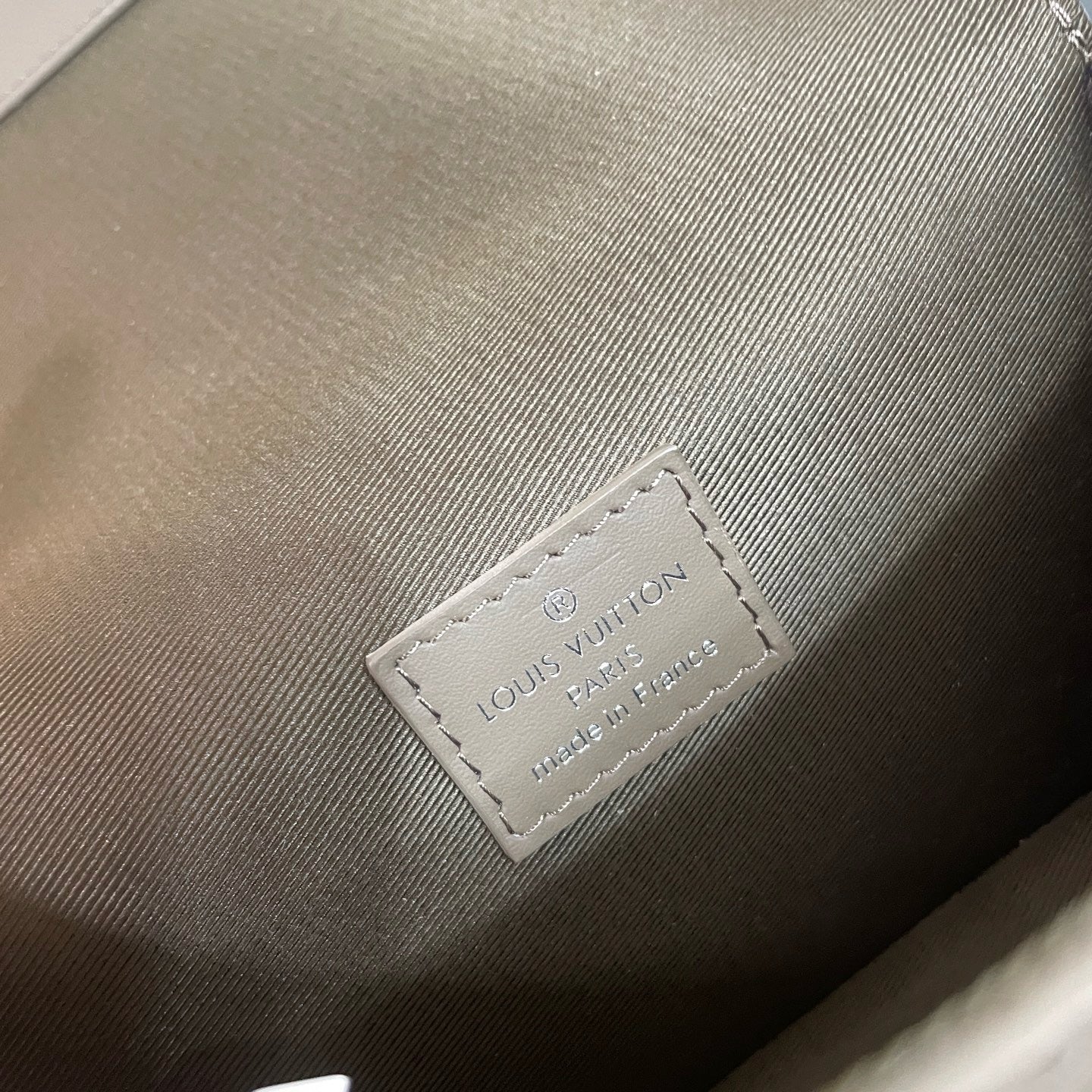 Bolso marrón y azul oscuro