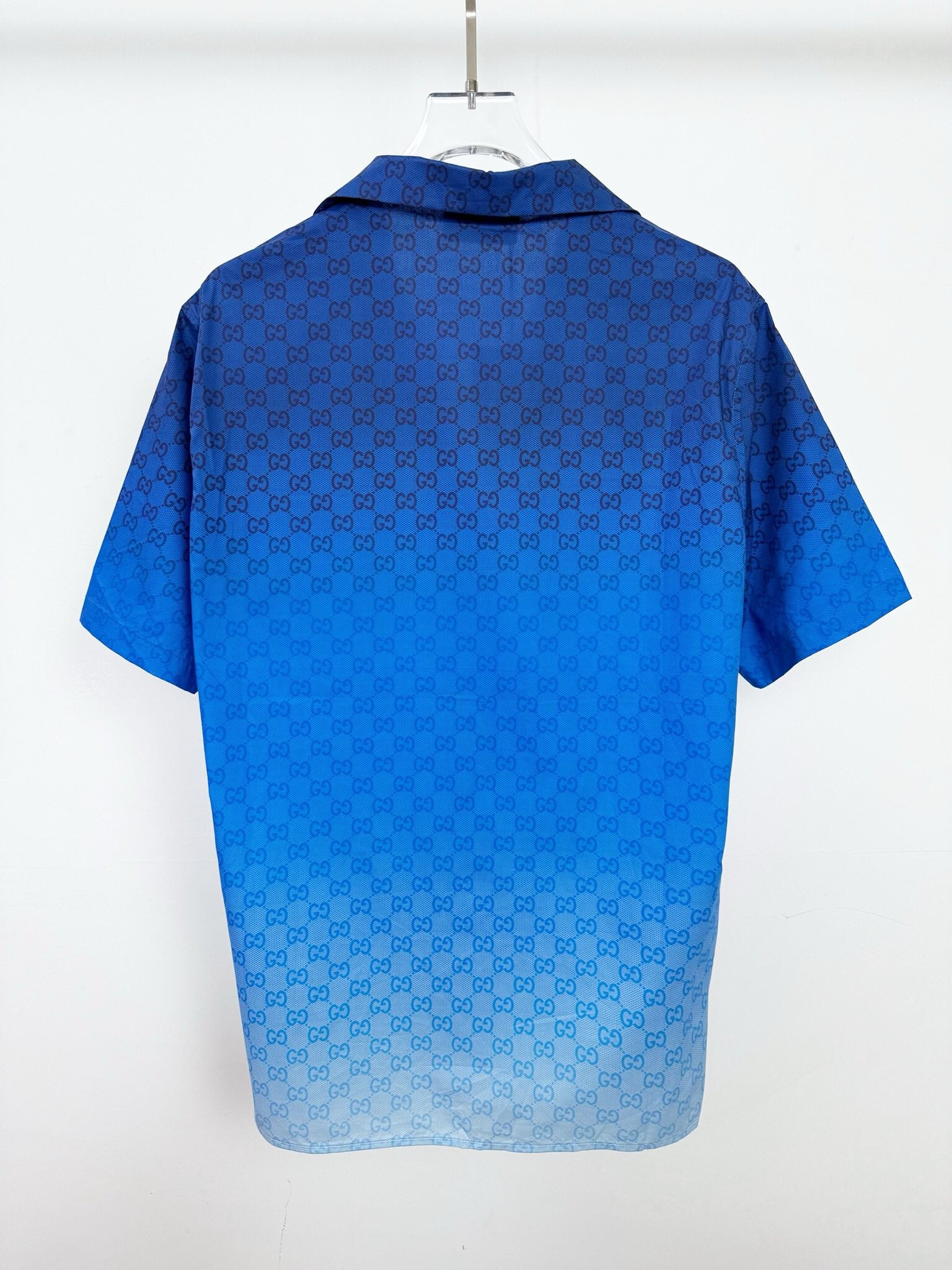 Blaues Shirt