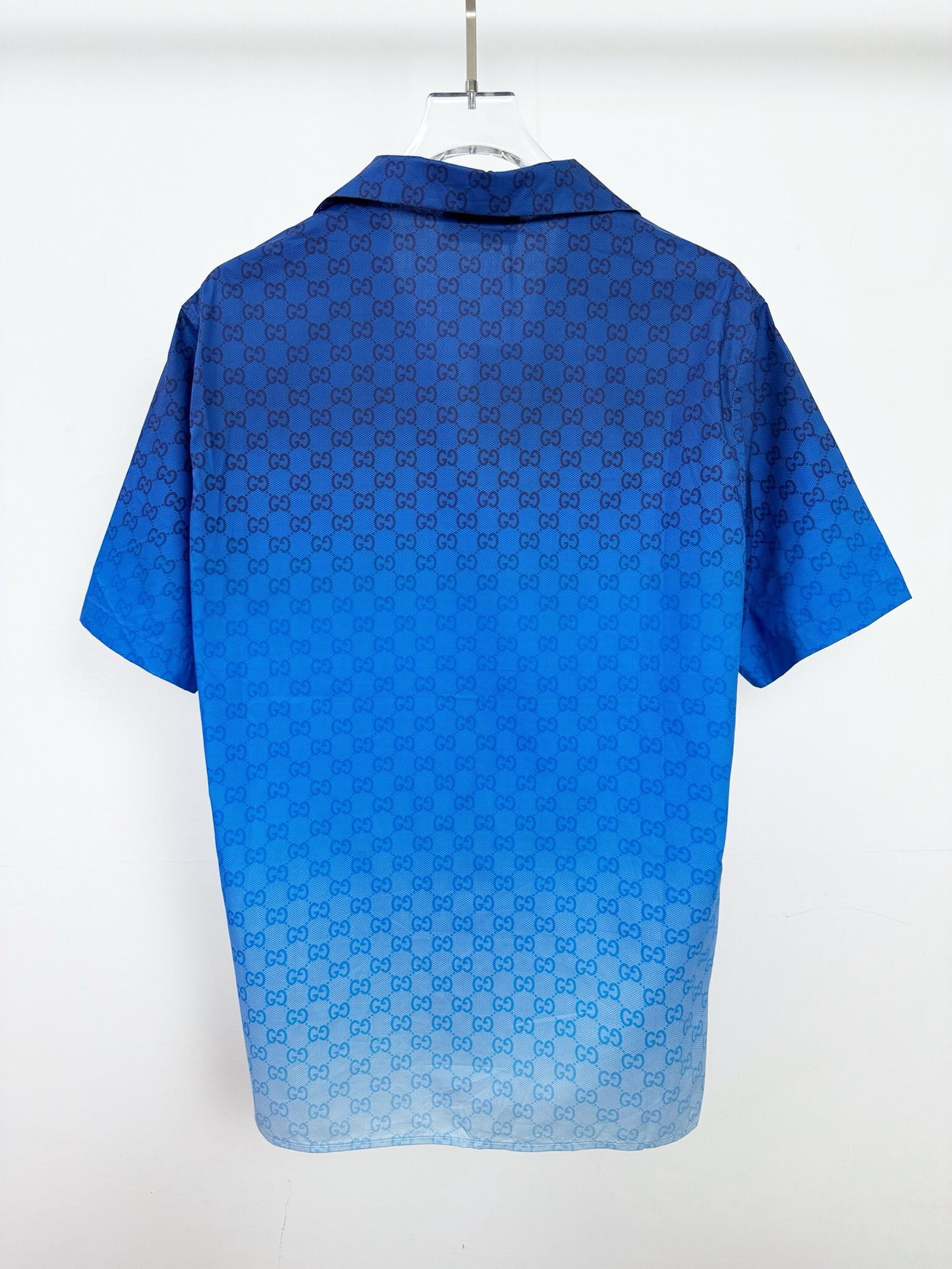 Blaues Shirt