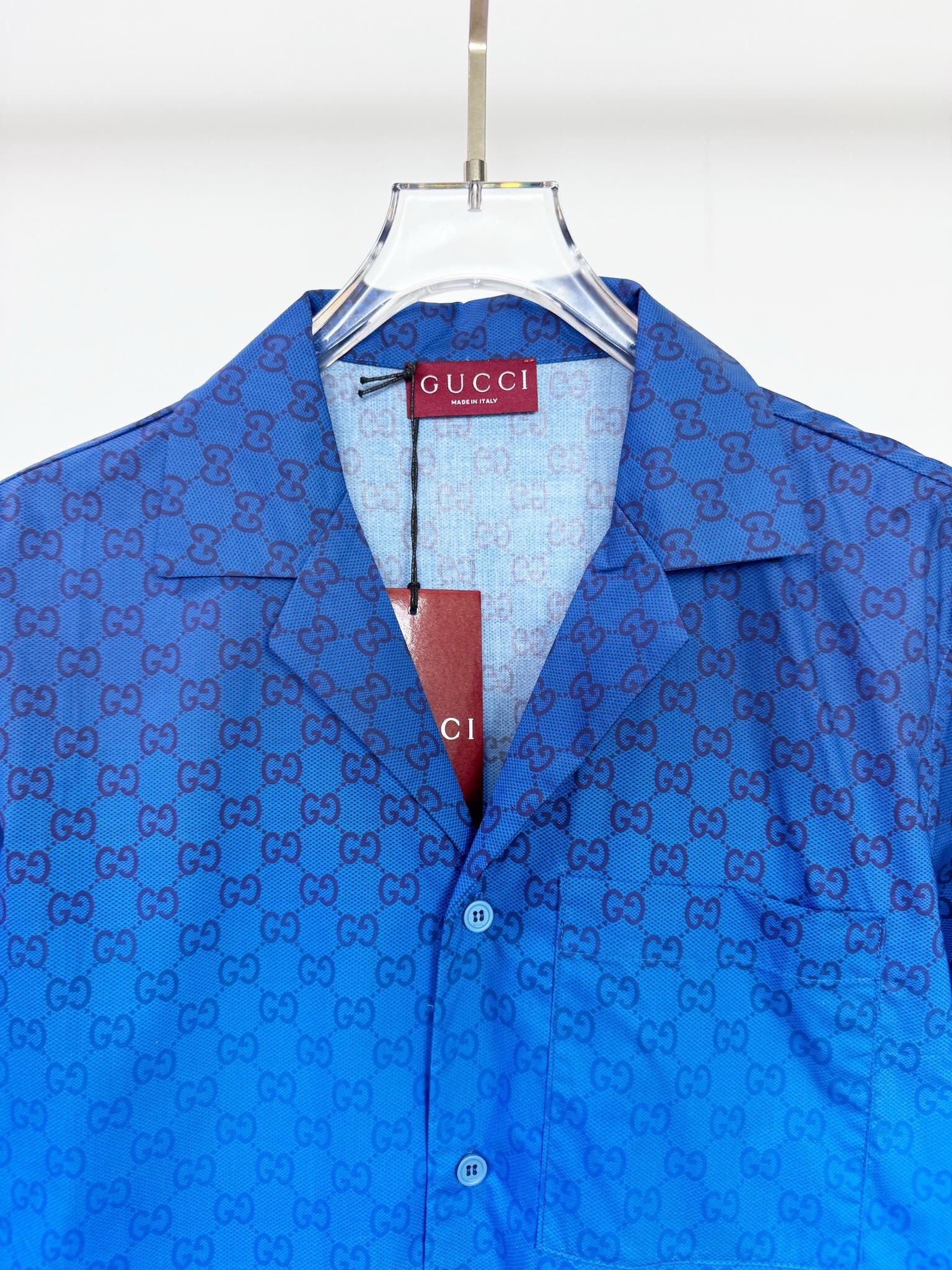 Blaues Shirt