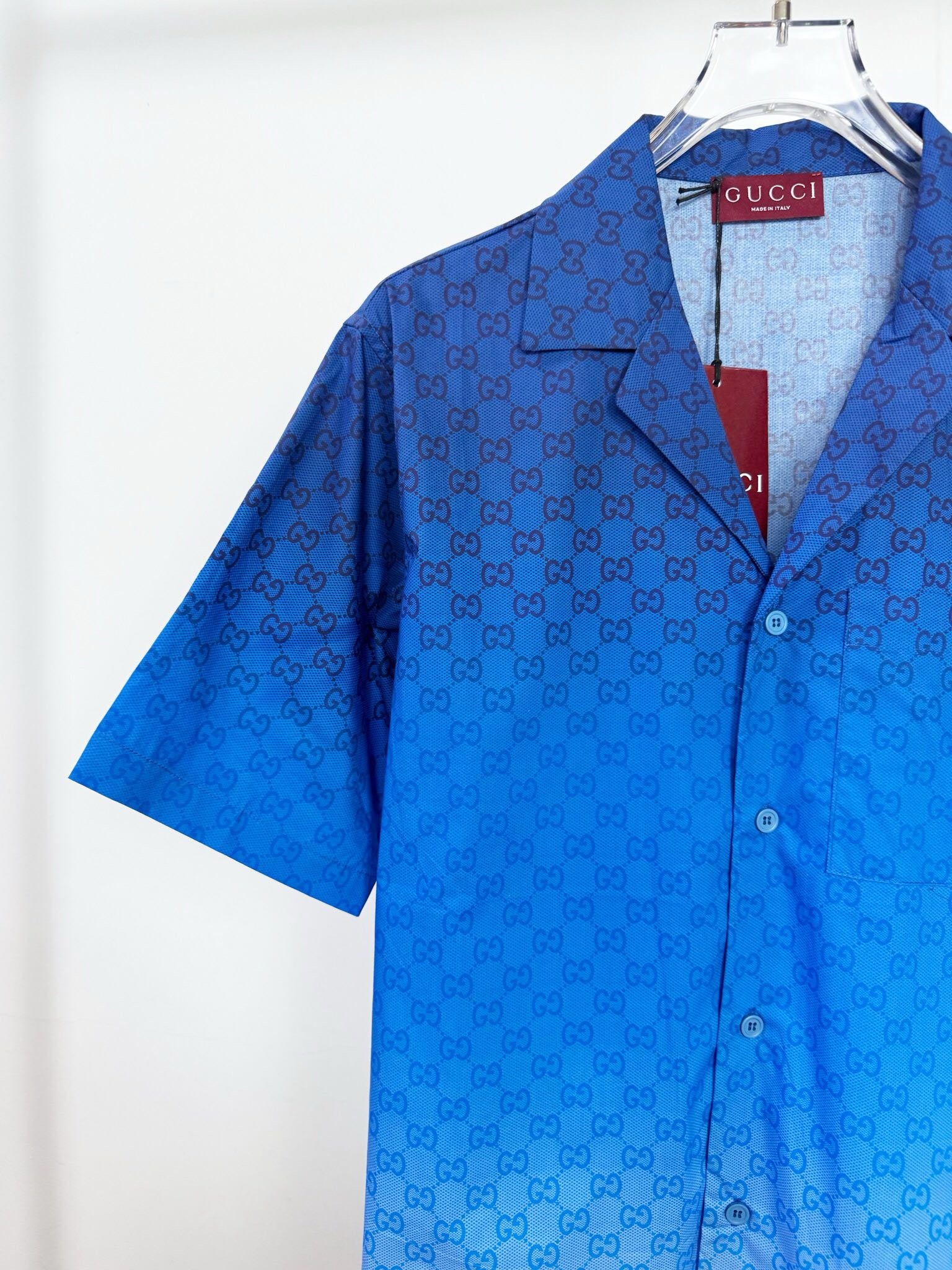 Blaues Shirt