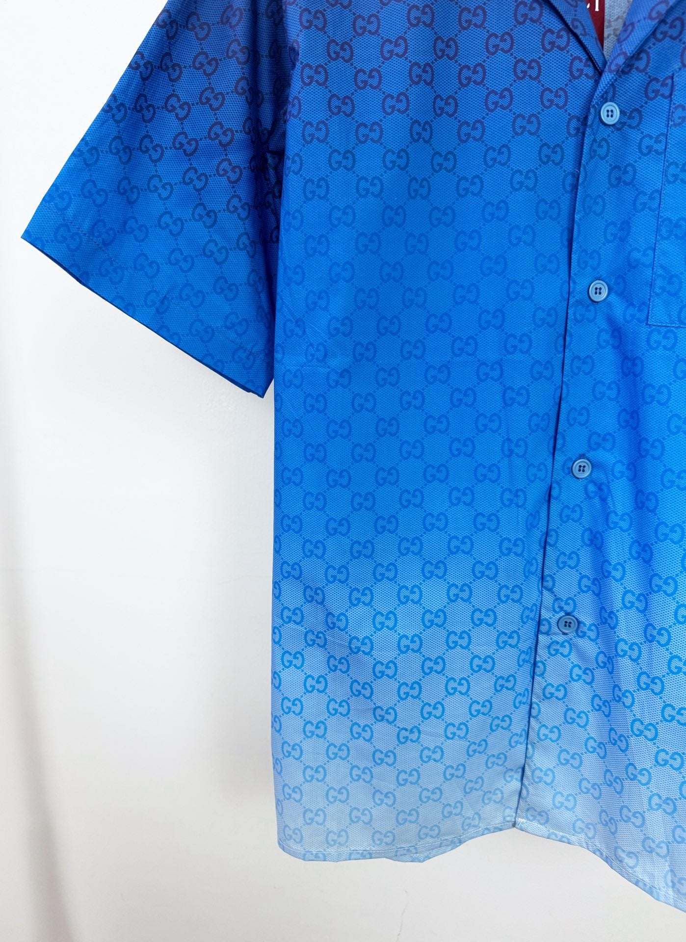Blaues Shirt