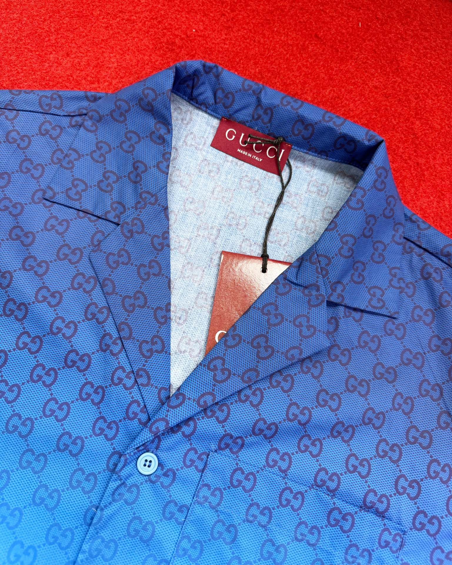 Blaues Shirt