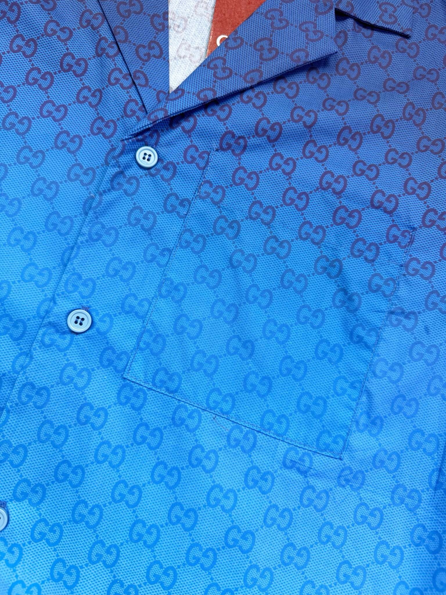 Blaues Shirt