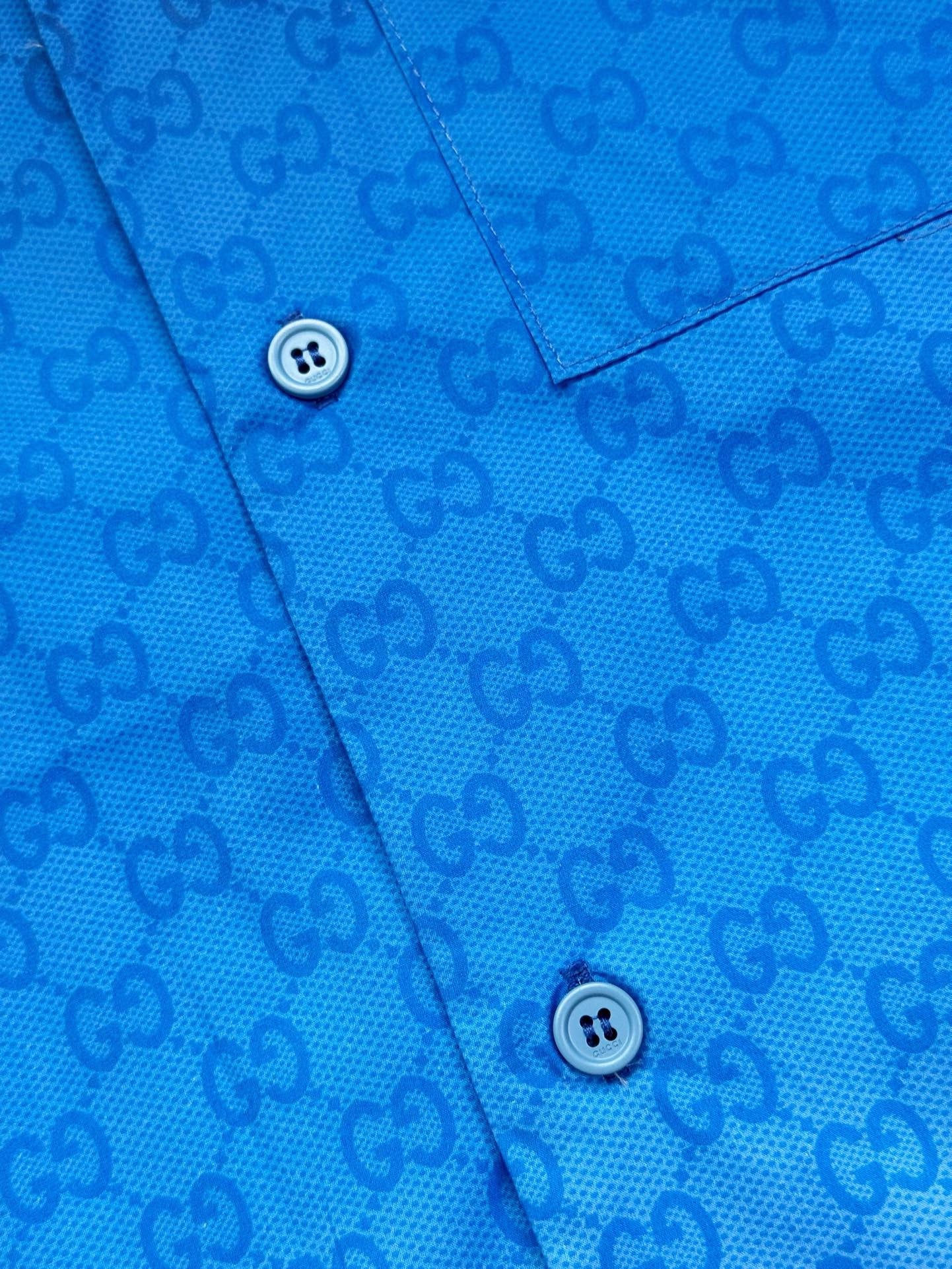 Blaues Shirt