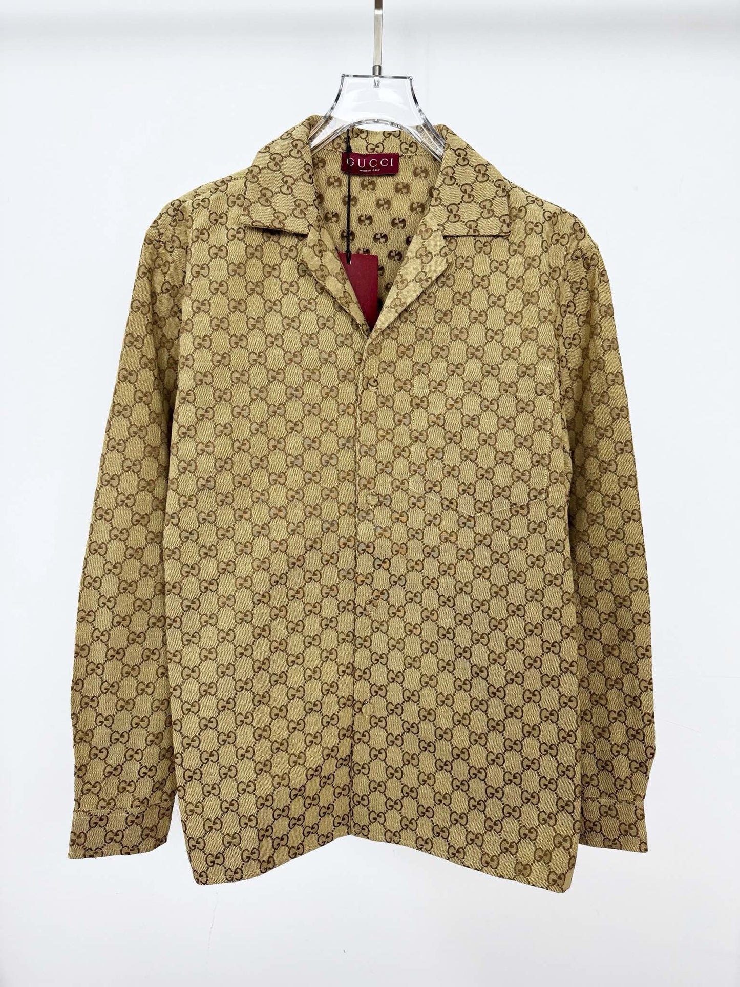 Khaki- und schwarze Jacke