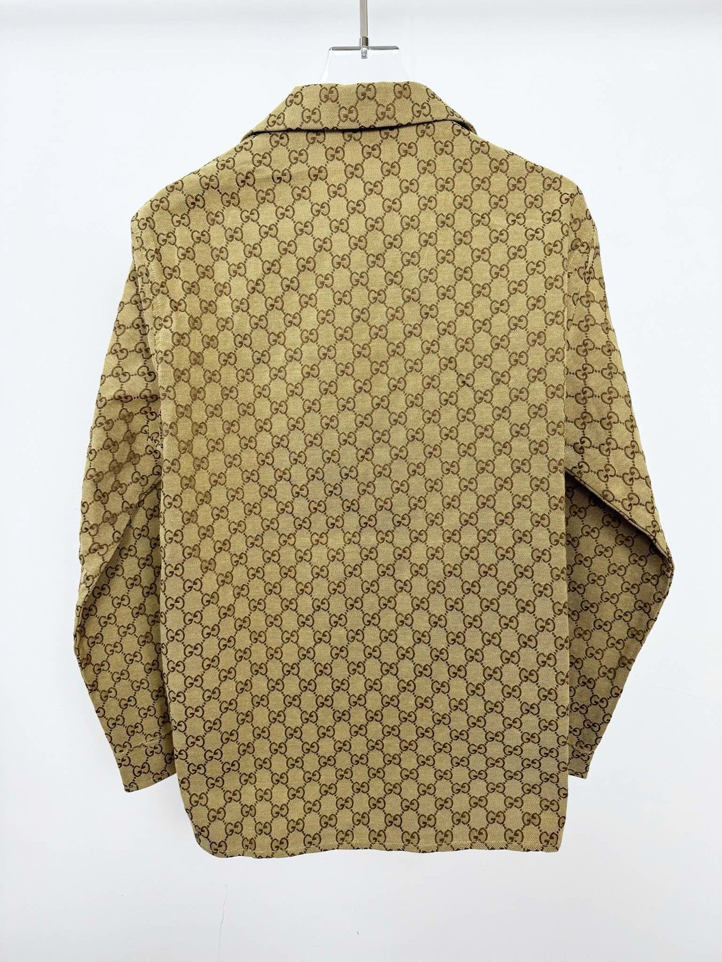 Khaki- und schwarze Jacke