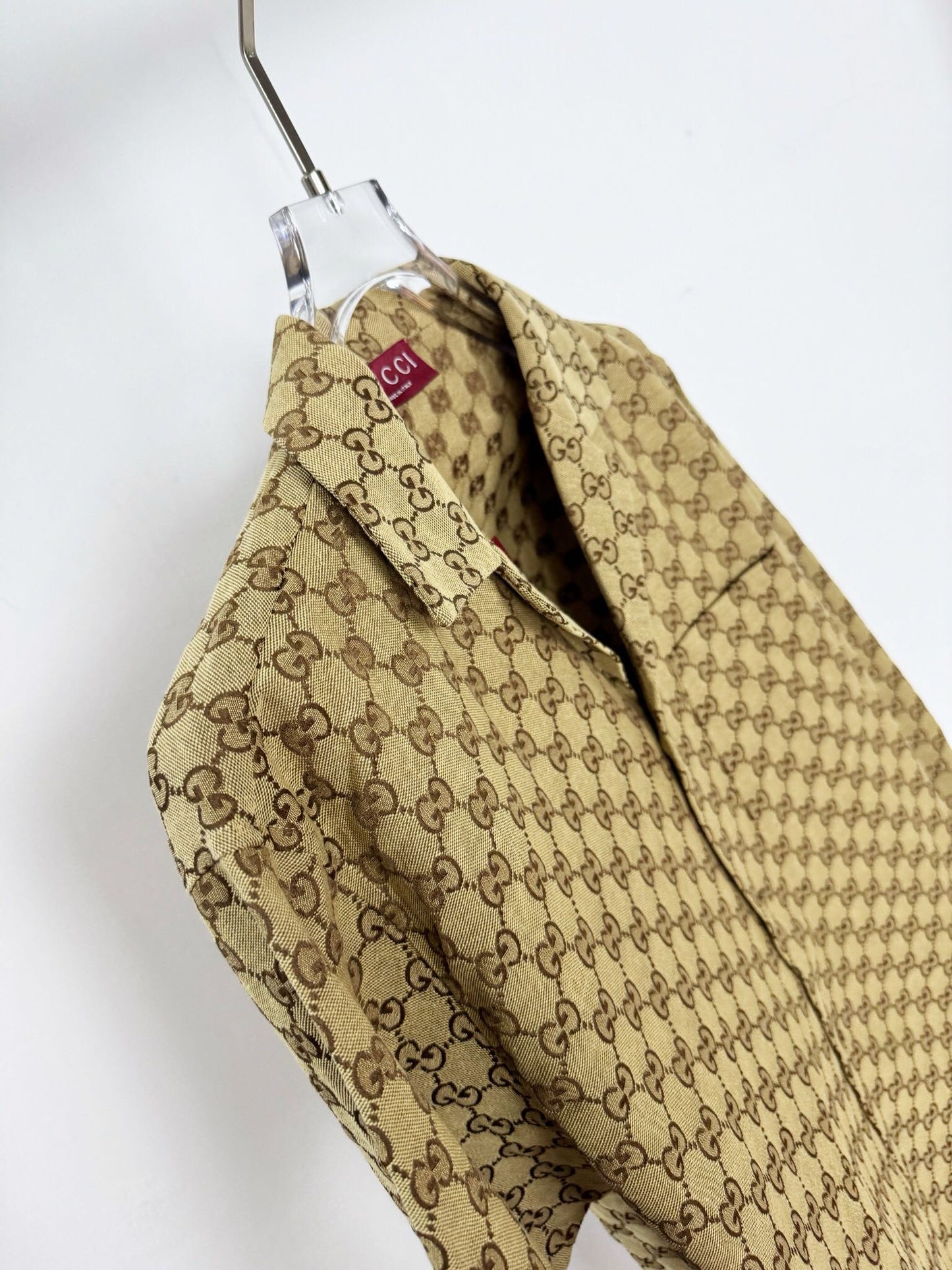 Khaki- und schwarze Jacke