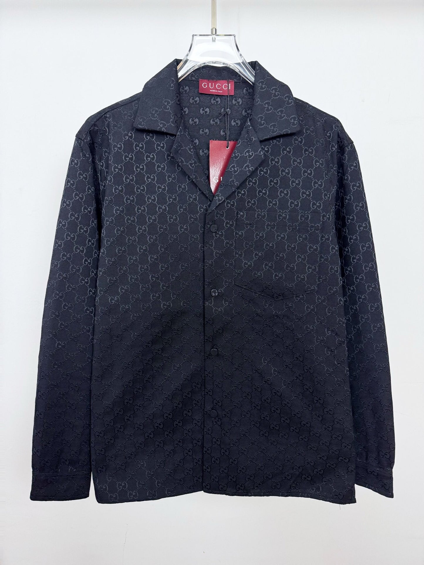 Khaki- und schwarze Jacke