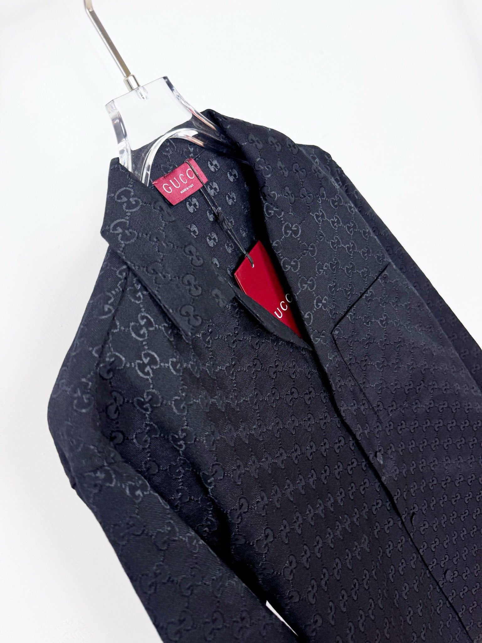 Khaki- und schwarze Jacke