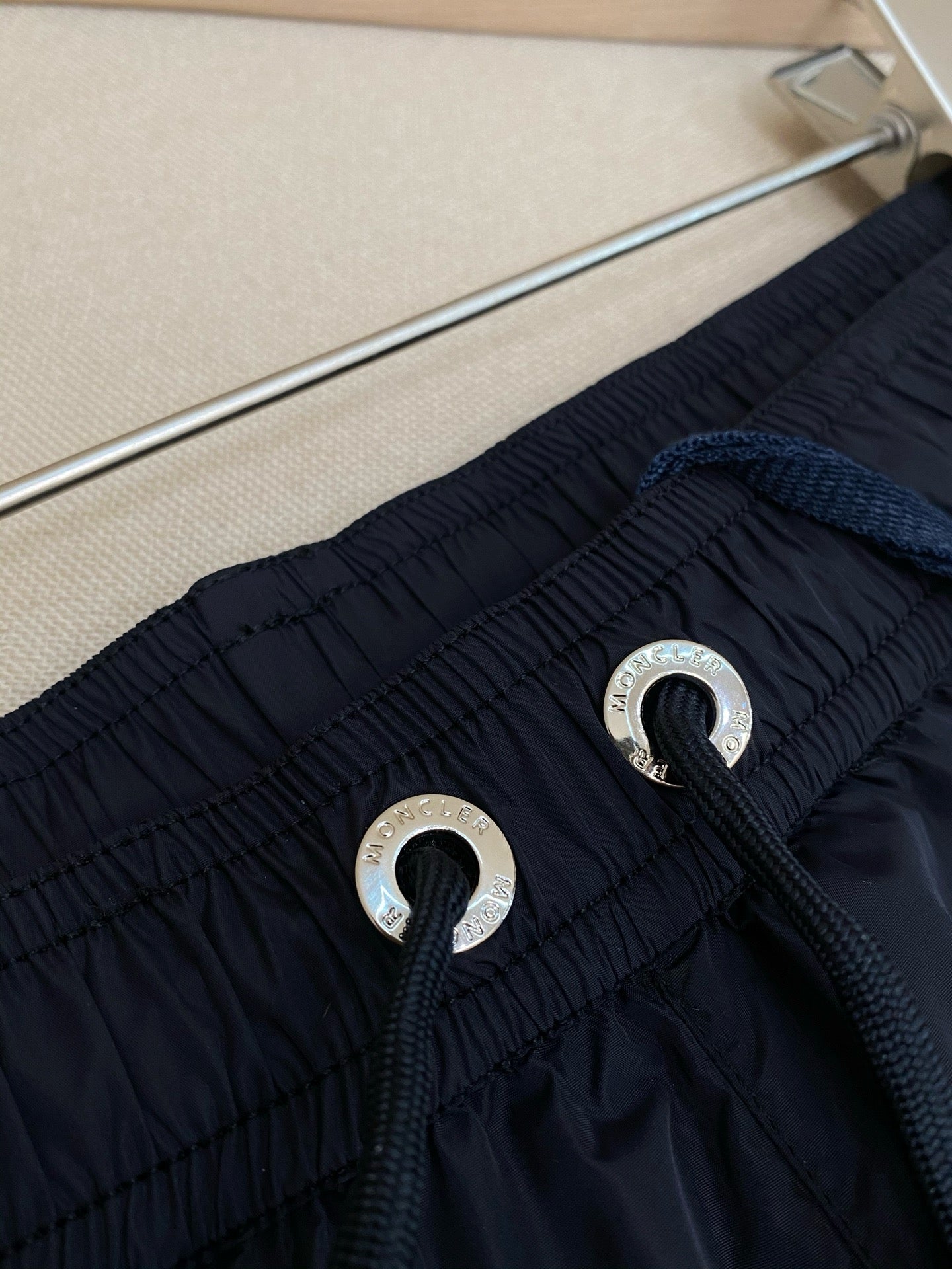 Pantalón corto negro y azul