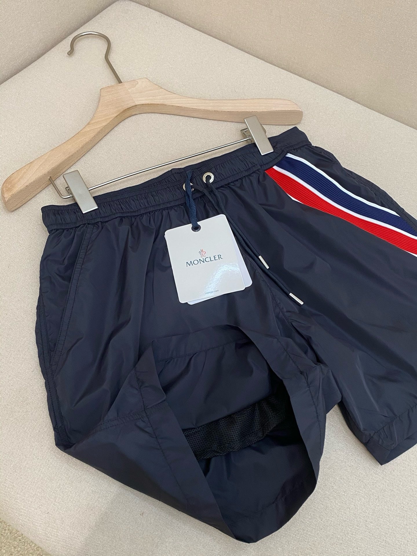 Pantalón corto negro y azul