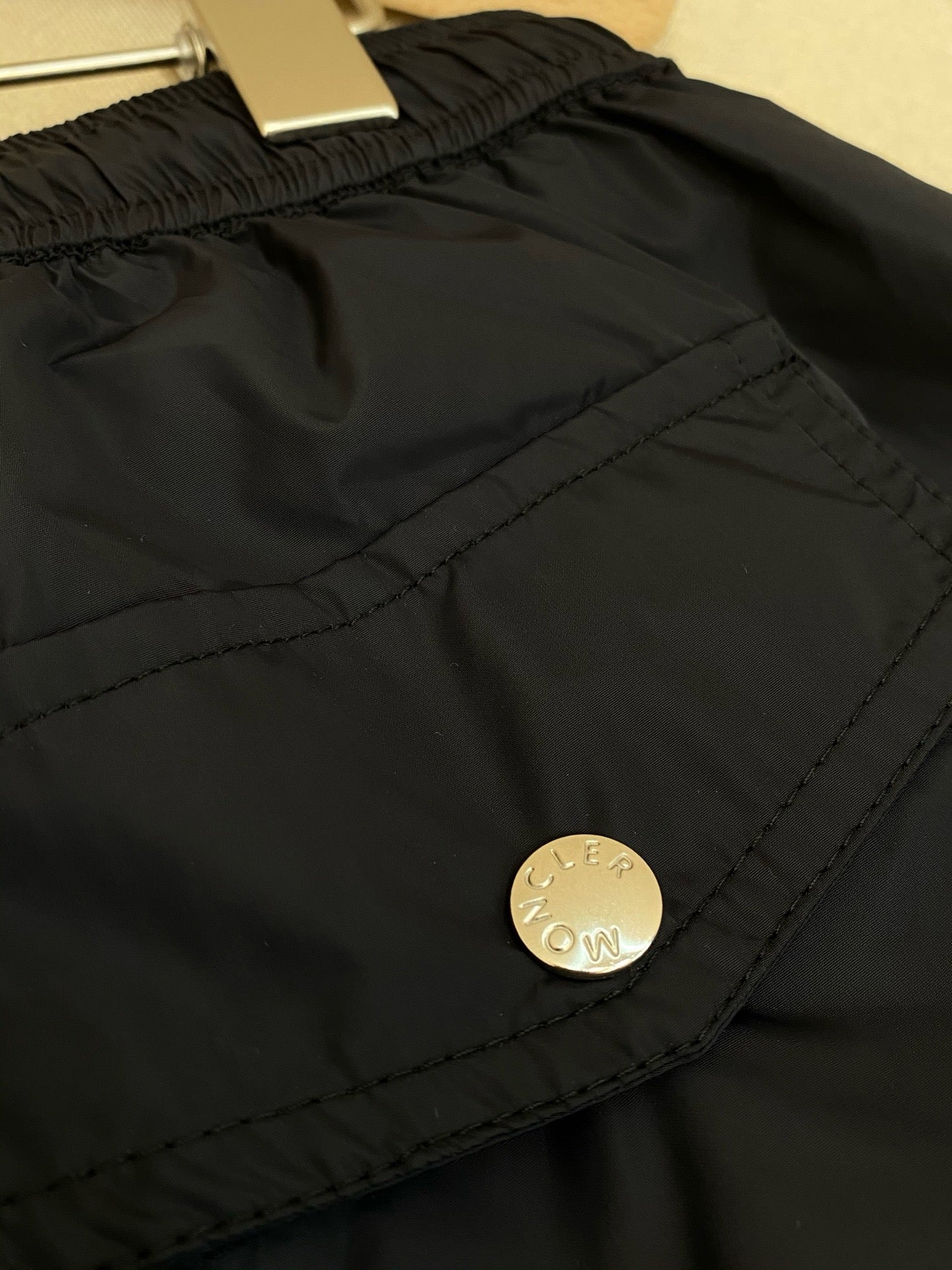 Pantalón corto negro y azul