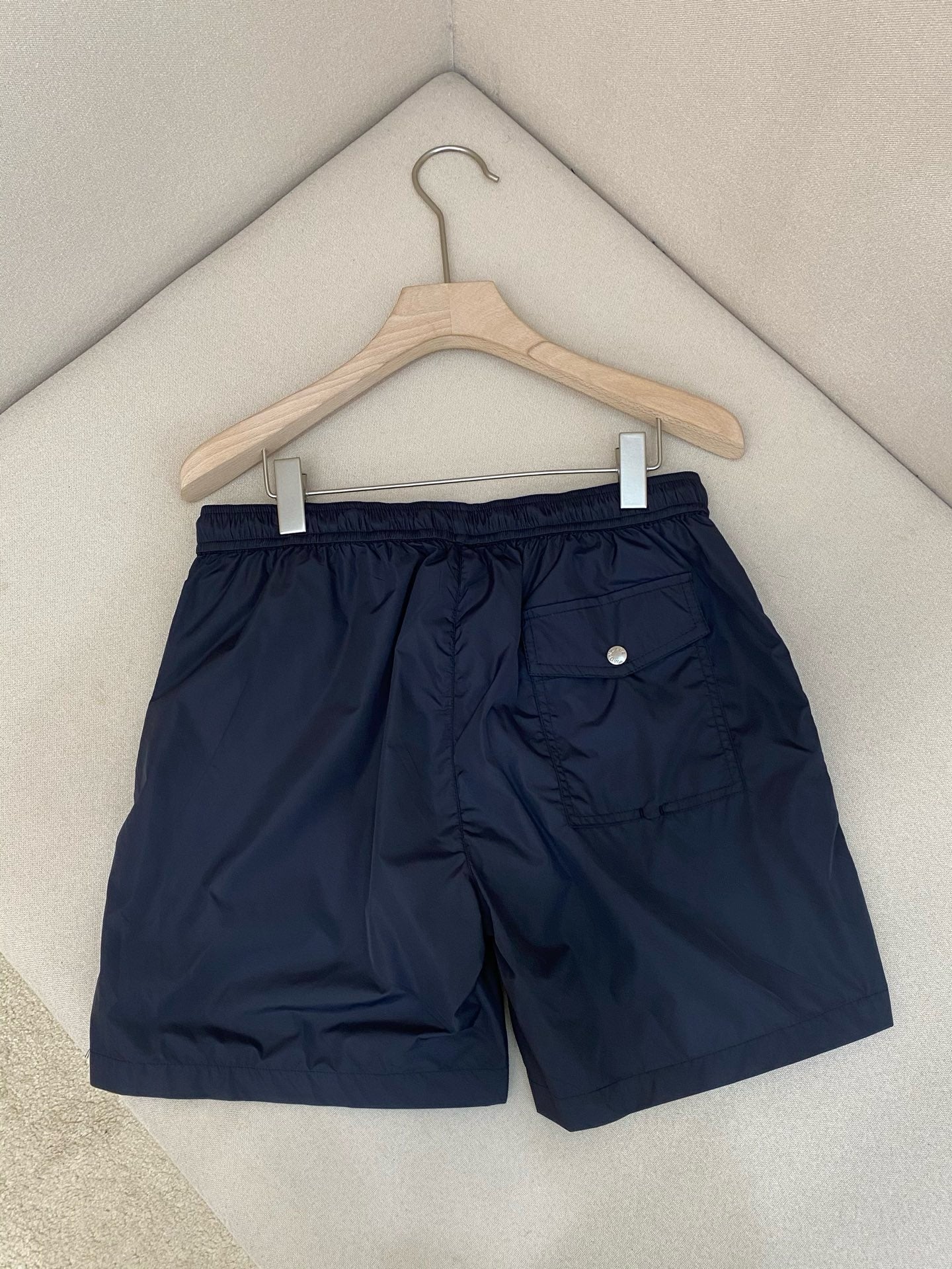 Pantalón corto negro y azul
