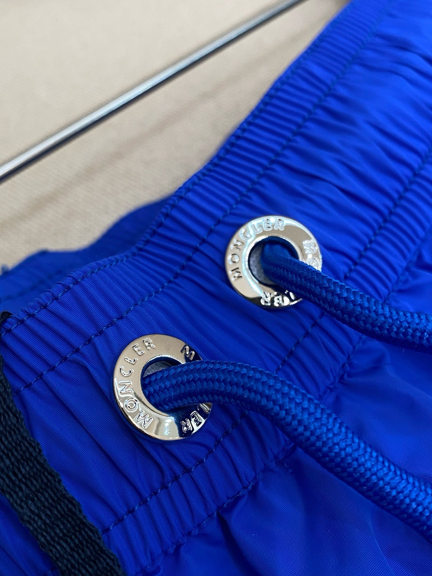 Pantalón corto negro y azul