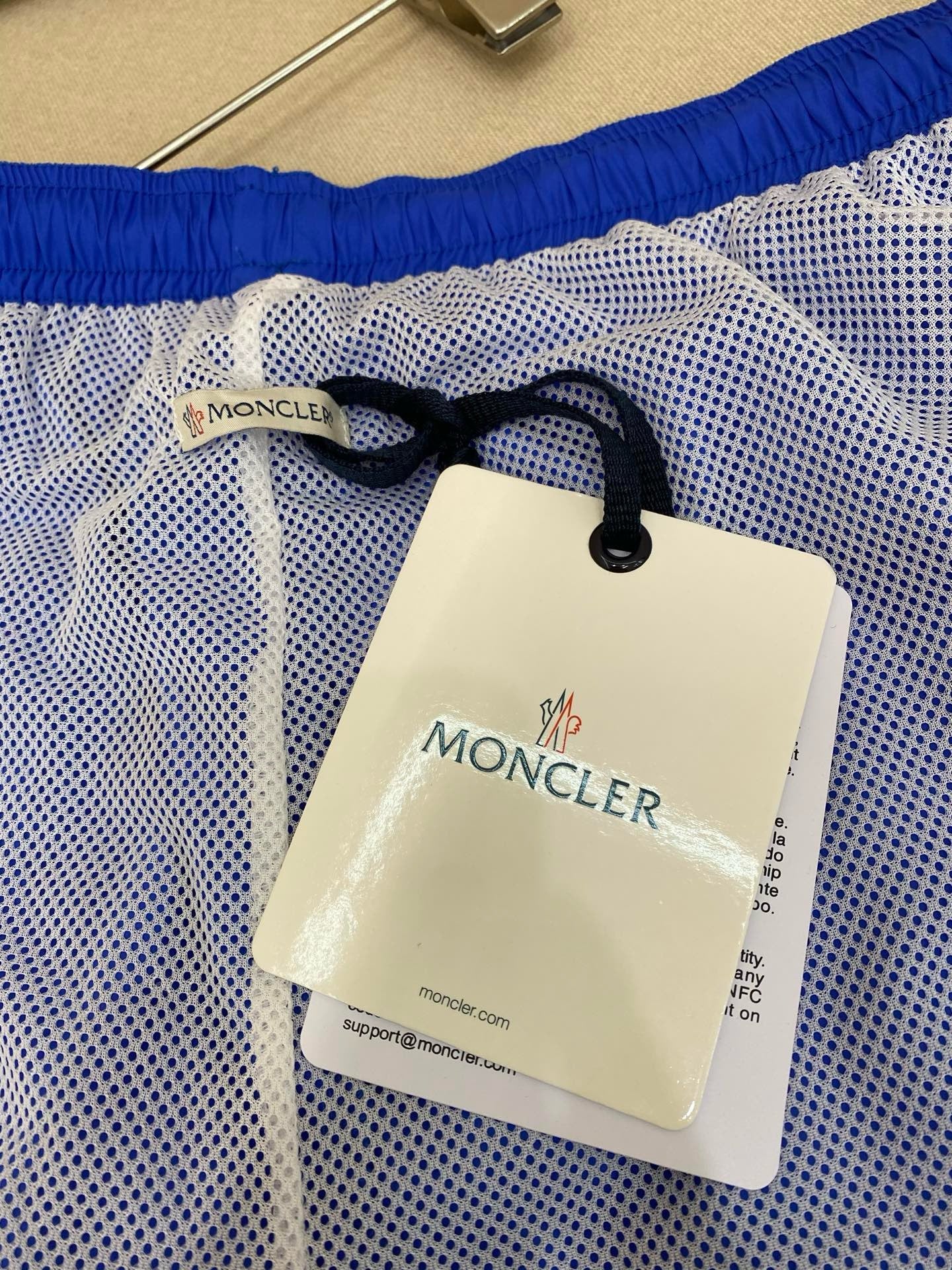 Pantalón corto negro y azul