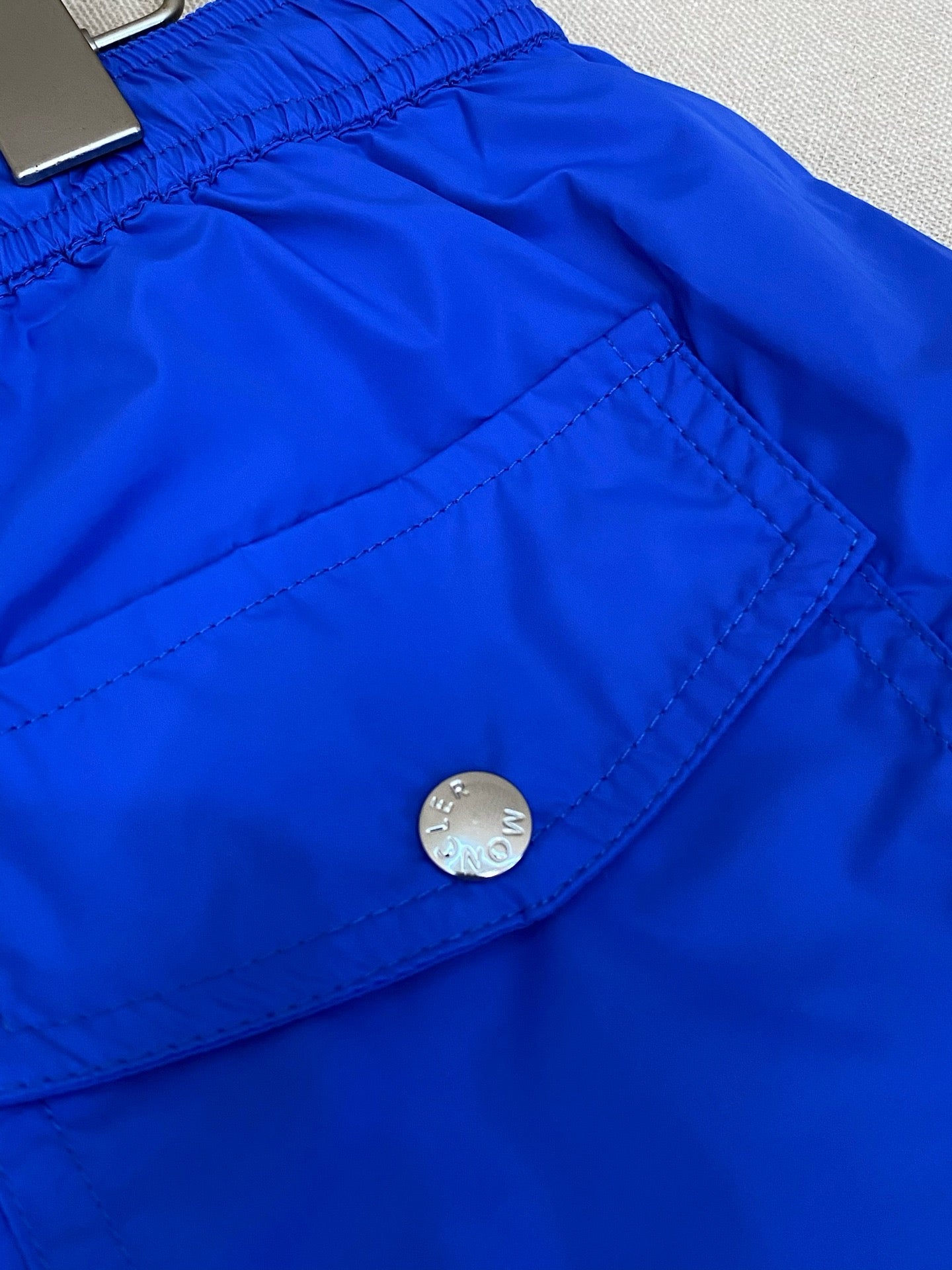 Pantalón corto negro y azul