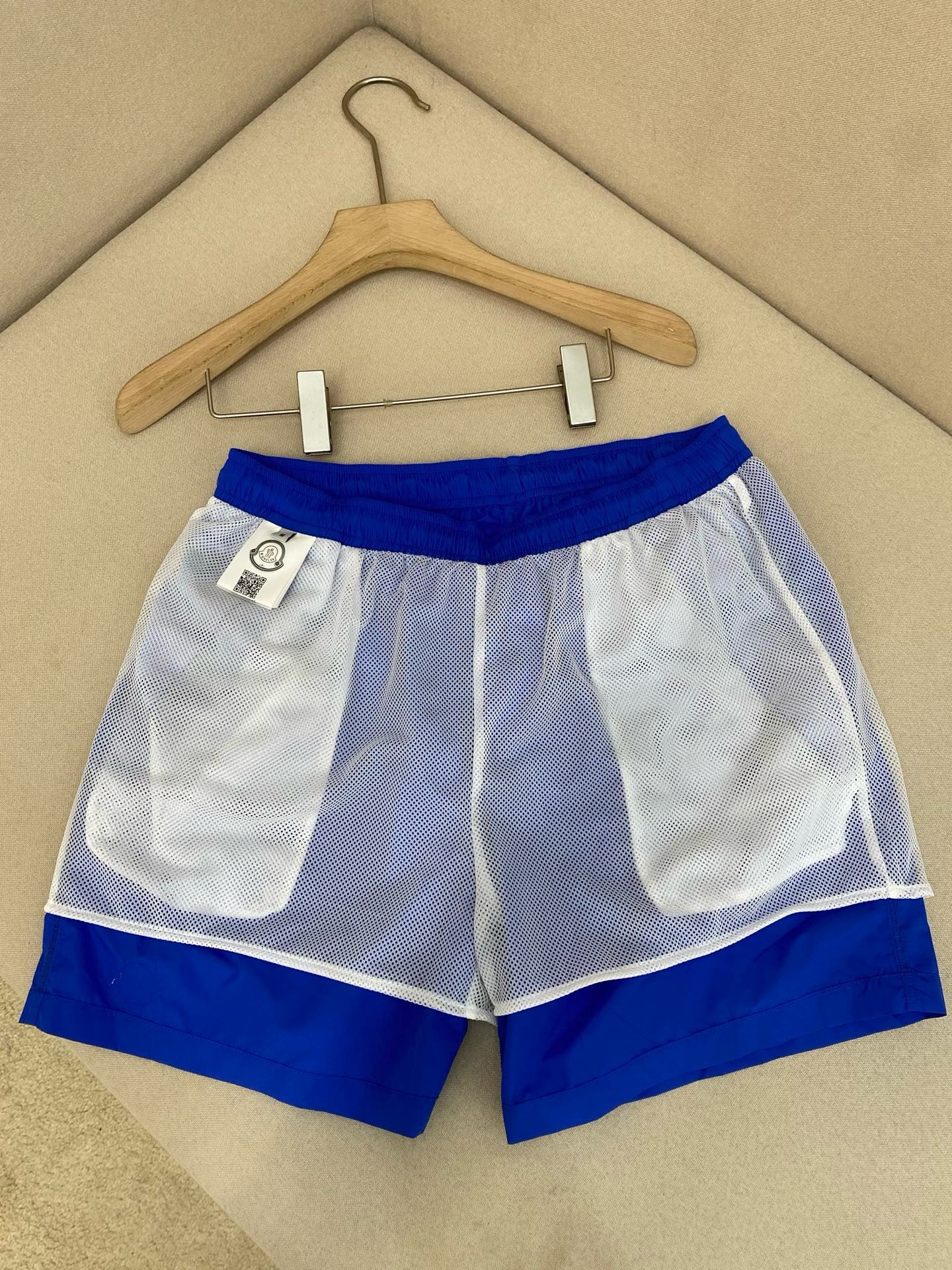 Pantalón corto negro y azul