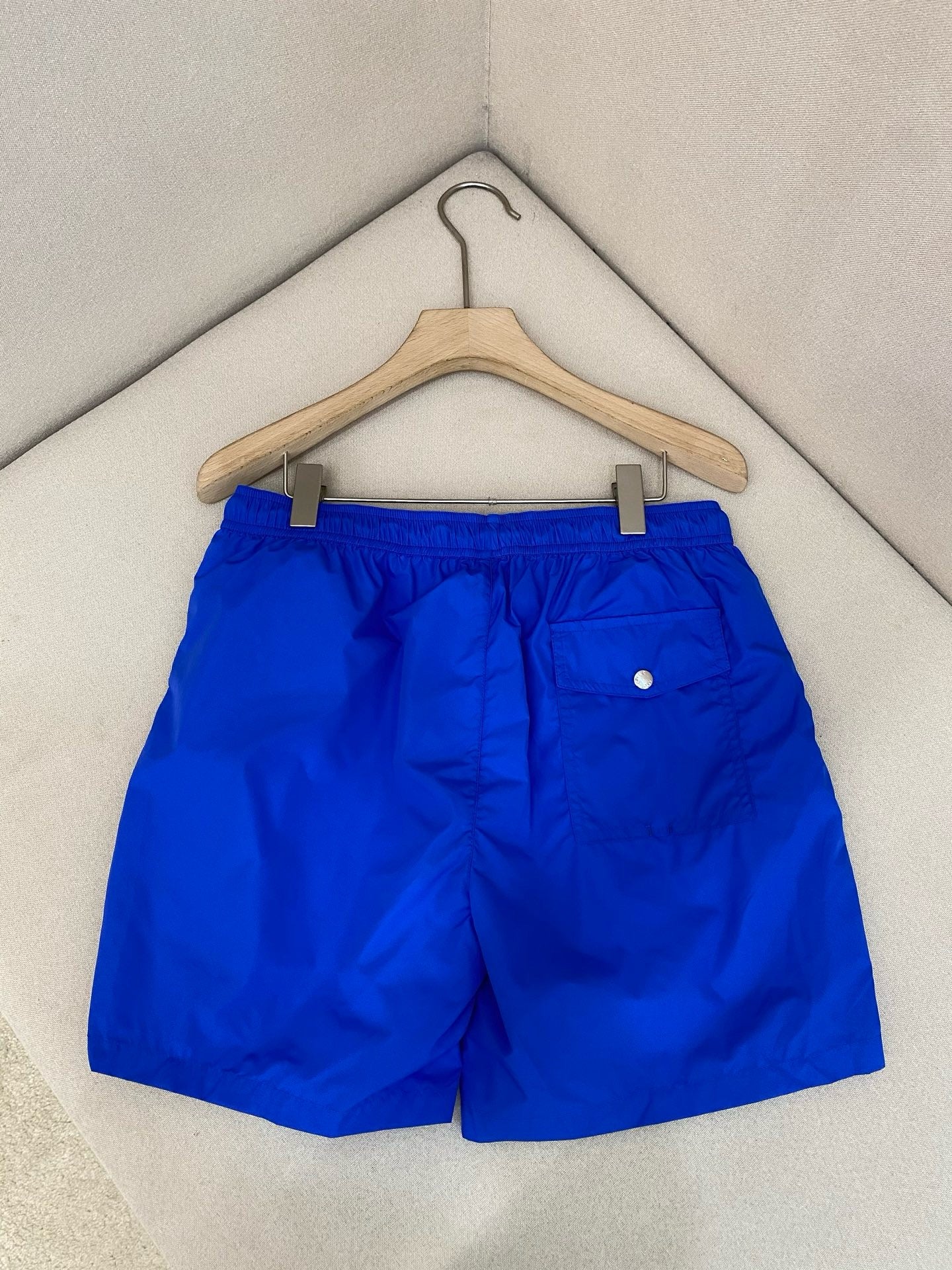 Pantalón corto negro y azul