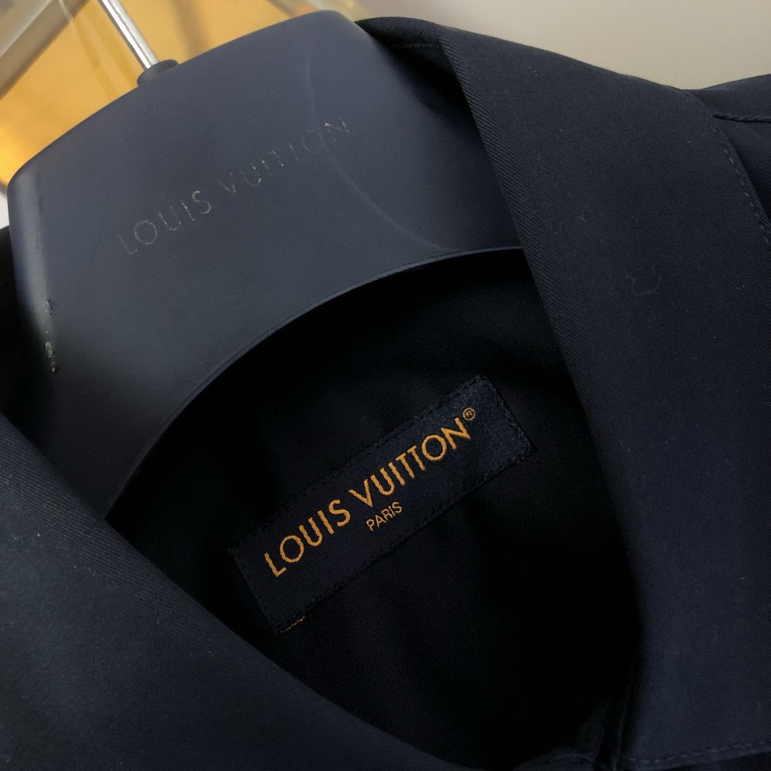 Schwarzes Shirt