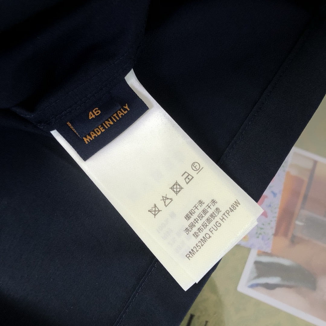 Schwarzes Shirt