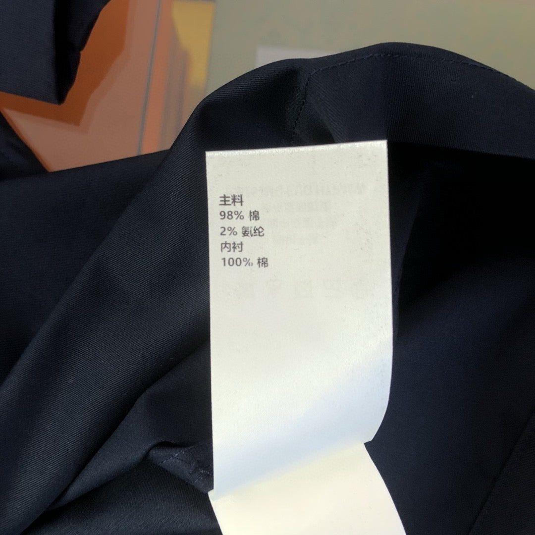 Schwarzes Shirt