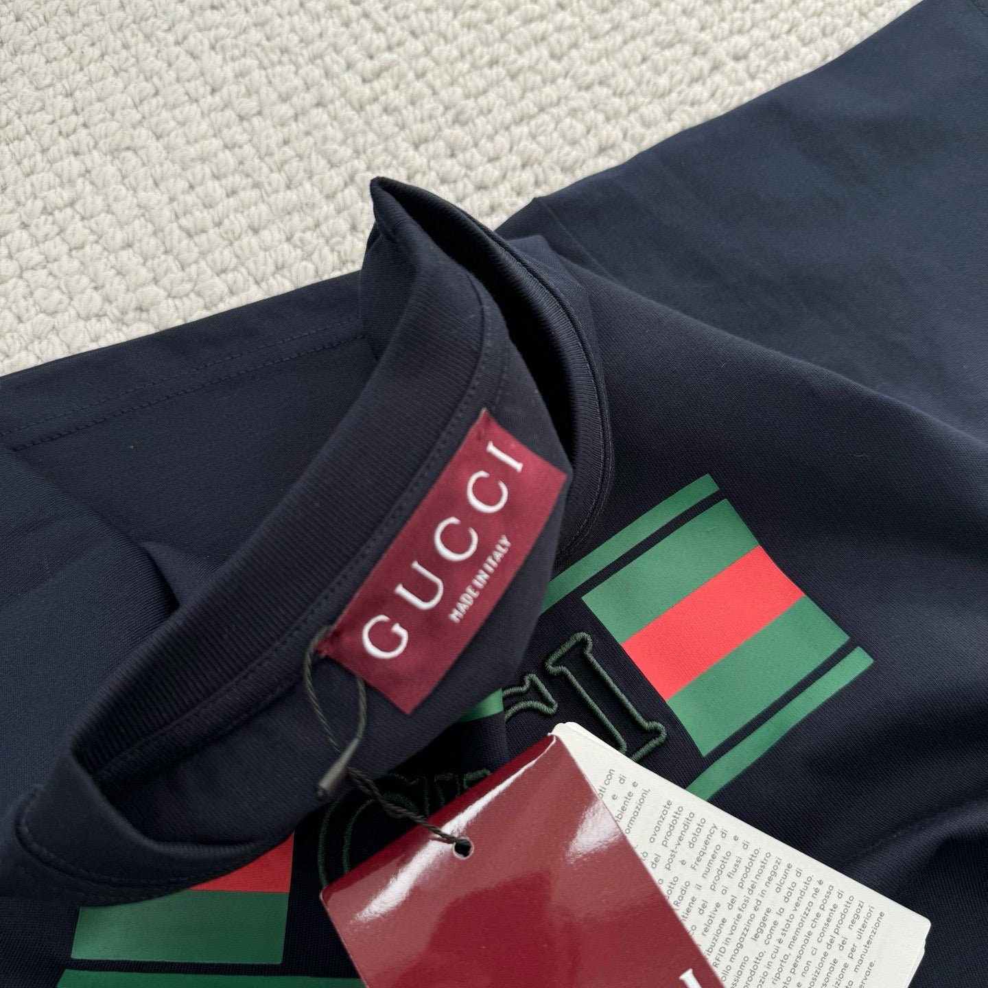 Schwarz-weißes T-Shirt