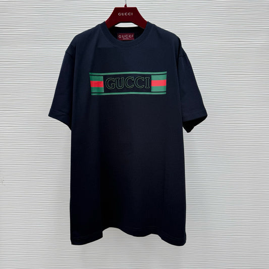 Schwarz-weißes T-Shirt