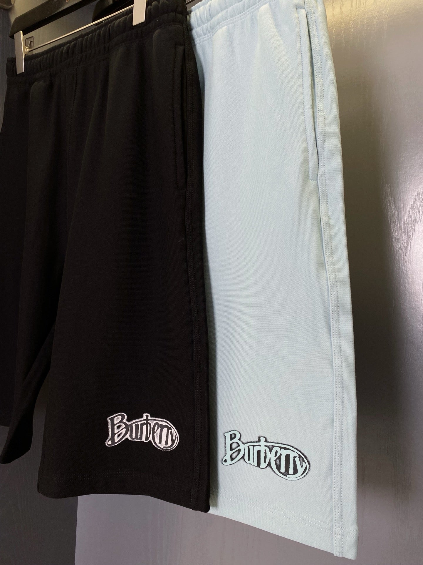 Pantalón corto negro y azul claro