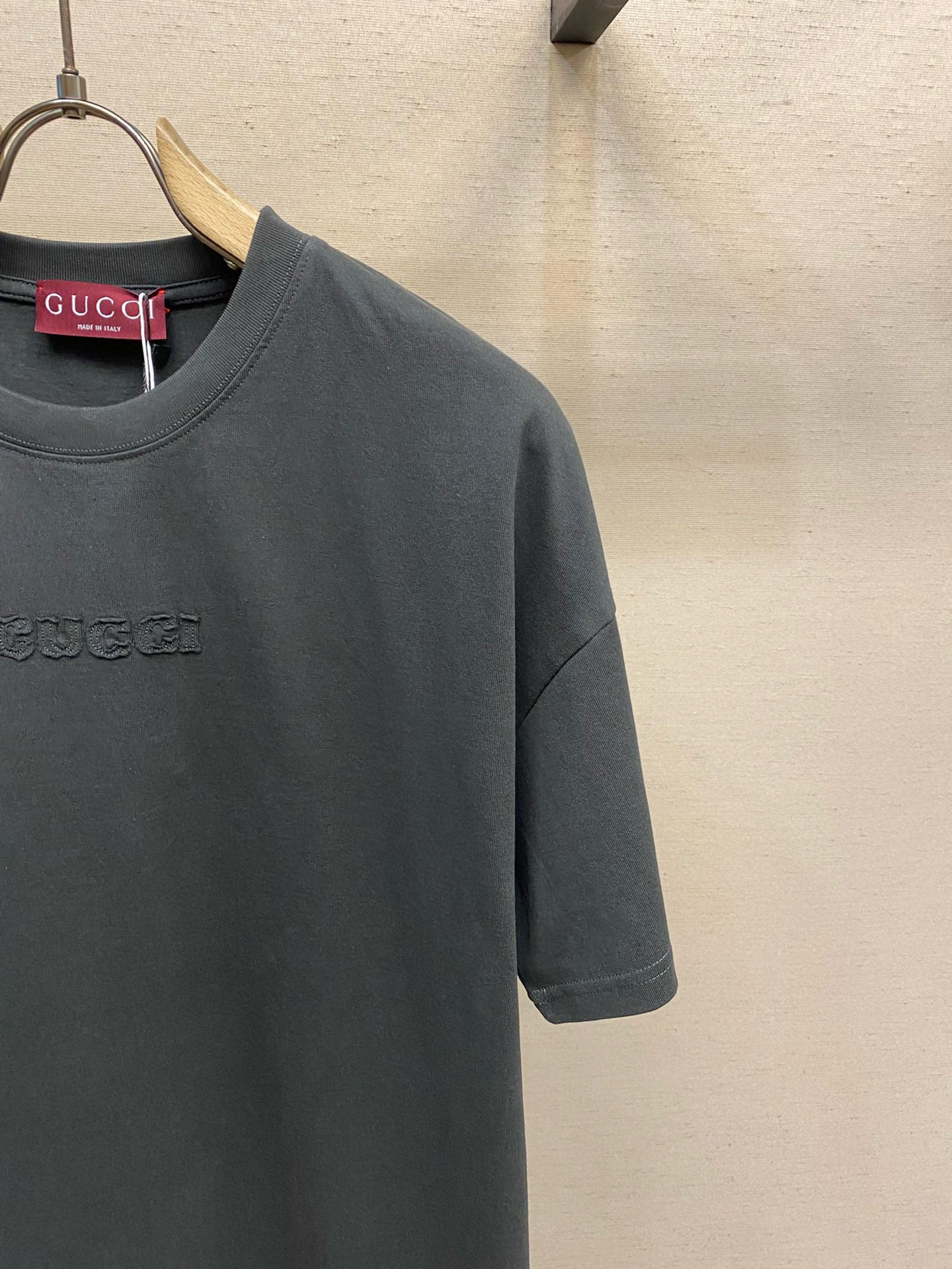 Schwarzes und grünes T-Shirt