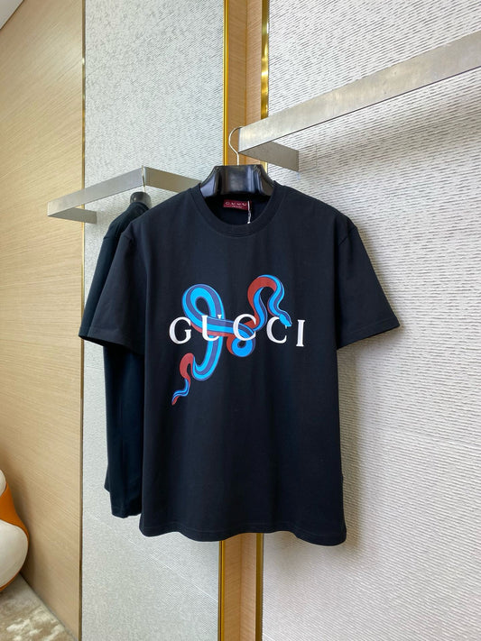 Schwarzes und graues T-Shirt