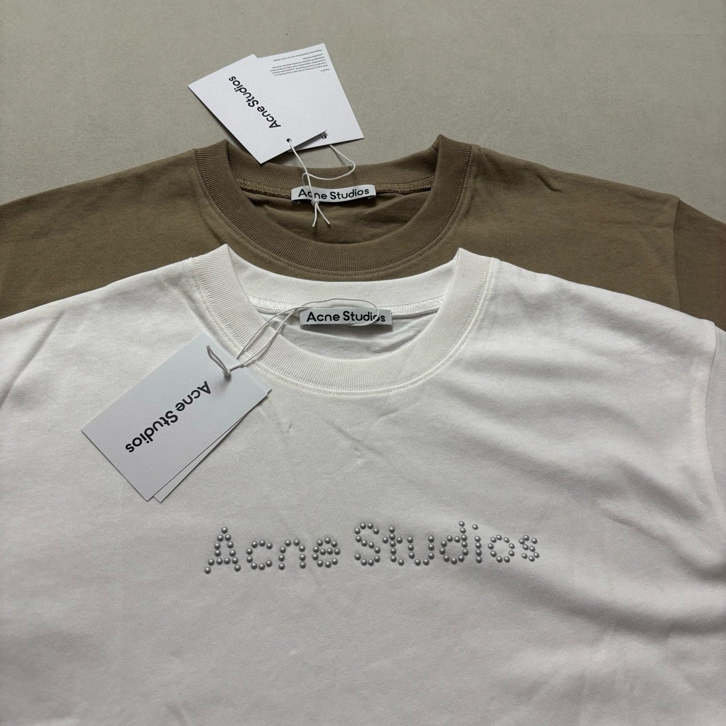 Camiseta blanca y caqui