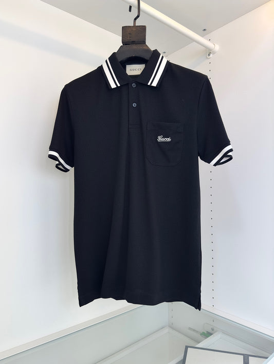 Schwarzes und rotes Polo