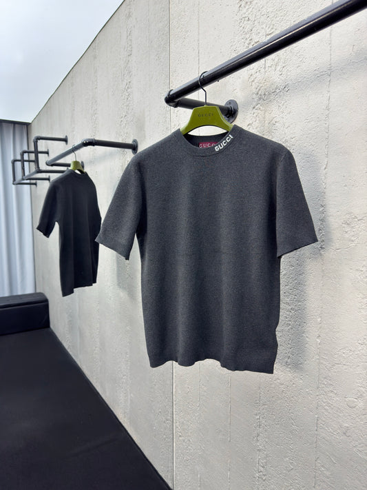 Camiseta negra y azul oscuro