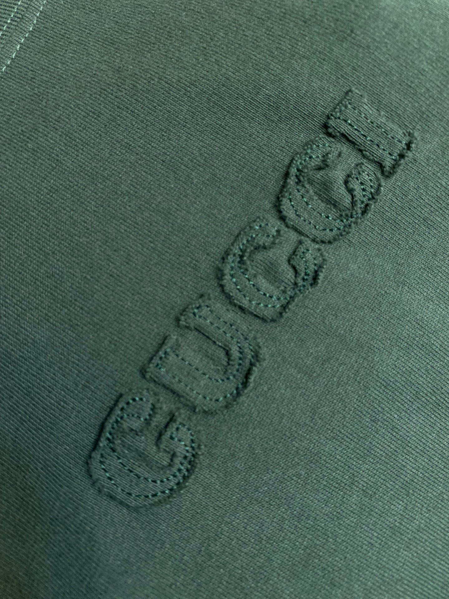 Schwarzes und grünes T-Shirt