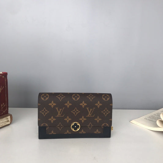Bolsos negros, rosa bebé y granate