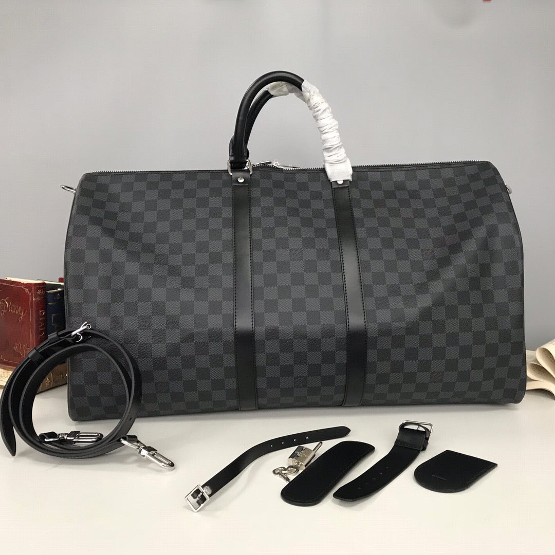 Bolsas grises y marrones