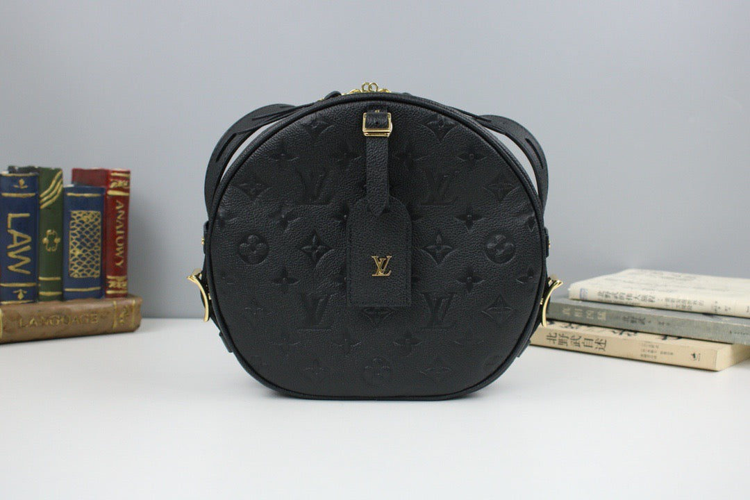 Bolsos negros y blanquecinos