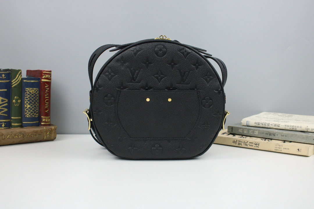 Bolsos negros y blanquecinos