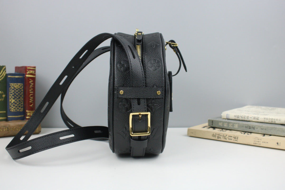 Bolsos negros y blanquecinos