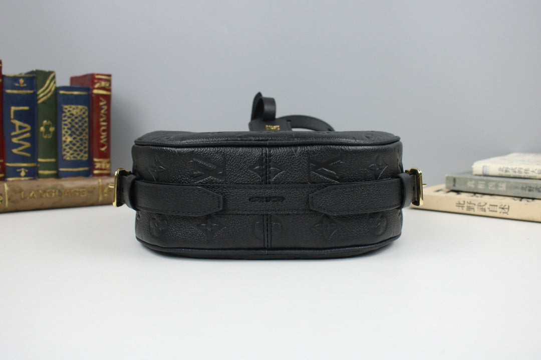 Bolsos negros y blanquecinos