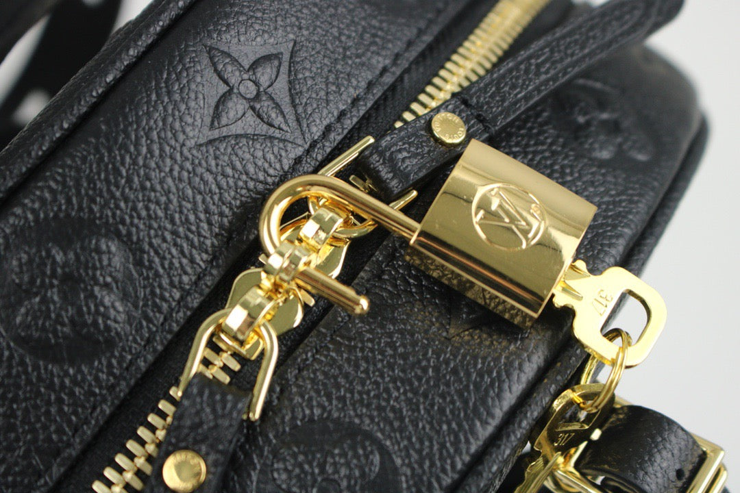 Bolsos negros y blanquecinos
