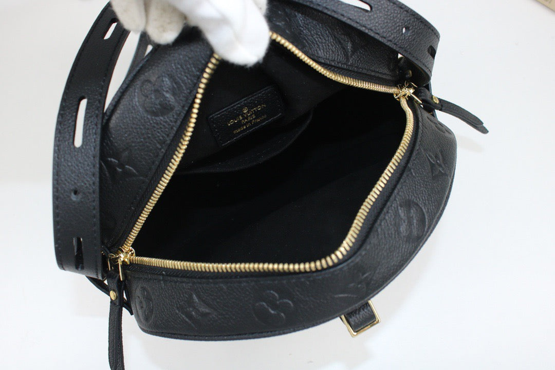 Bolsos negros y blanquecinos